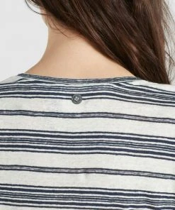 Khujo PERGOLA - T-shirt Basic - Naturweiß-dunkelblau Gestreift, Donna 17 Khujo PERGOLA - T-shirt Basic - Naturweiß-dunkelblau Gestreift, Donna -Offerte khujo Negozio 87cc4bc623c8478babe83db668c92211